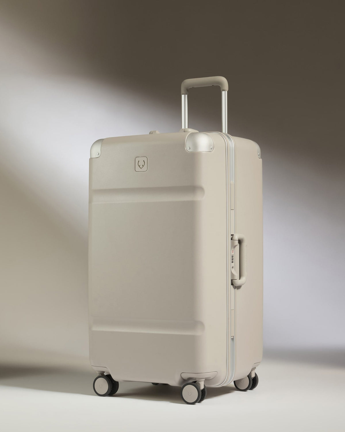 Antler Luggage -  Trunk Suitcase in Sandstone - Heritage Stripe - Hard Suitcase Trunk Suitcase in Beige - Heritage Stripe | Premium Hard Shell Trunk Luggage